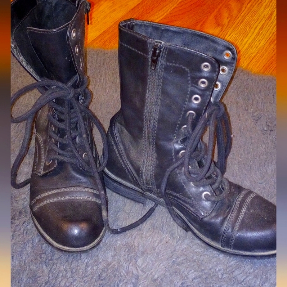 Black sz 8. Combat Boots cute low heel